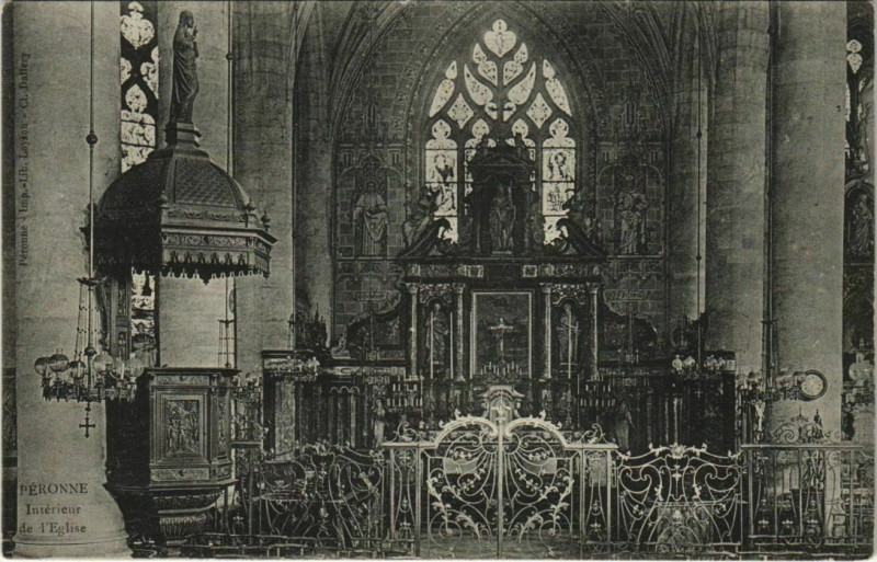 Carte postale ancienne Peronne Intérieur de l'Eglise à Péronne