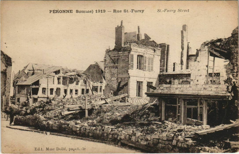 Carte postale ancienne Guerre Military Peronne Rue Saint-Fursy à Péronne
