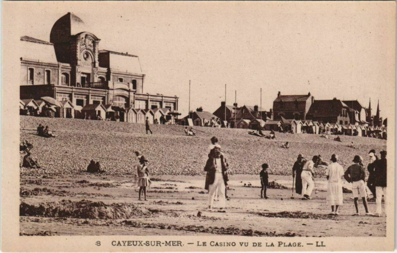 Carte postale ancienne Cayeux-sur-Mer Le Casino vu de la plage à Cayeux-sur-Mer