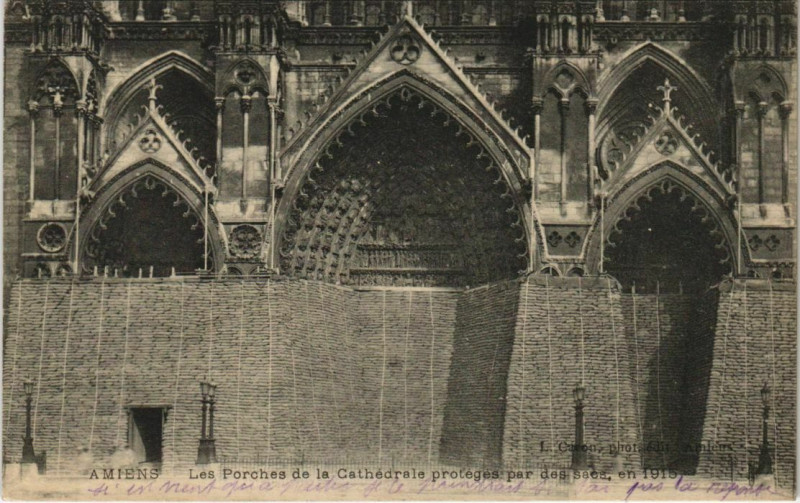 Carte postale ancienne Travaux de protection Amiens Porches de la Cathédale à Amiens