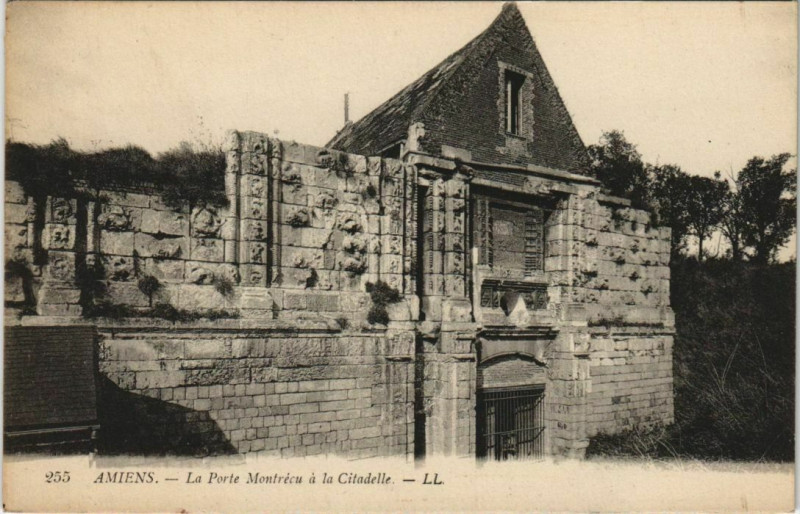 Carte postale ancienne Amiens Porte Montrécu a la Citadelle à Amiens