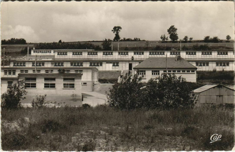 Carte postale ancienne Doullens Les Casernes à Doullens