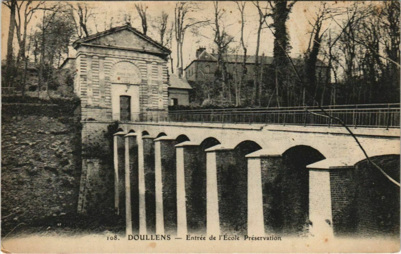 Carte postale ancienne Doullens Entrée de l'Ecole Préservation à Doullens