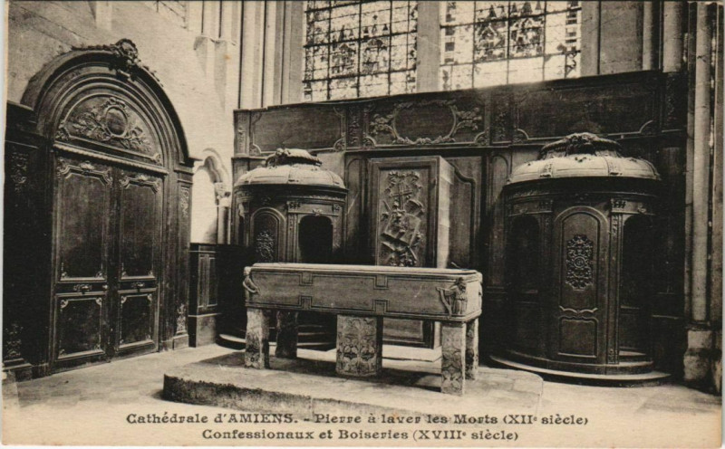 Carte postale ancienne Cathédrale Amiens Pierre a laver les Morts Confessionnaux à Amiens
