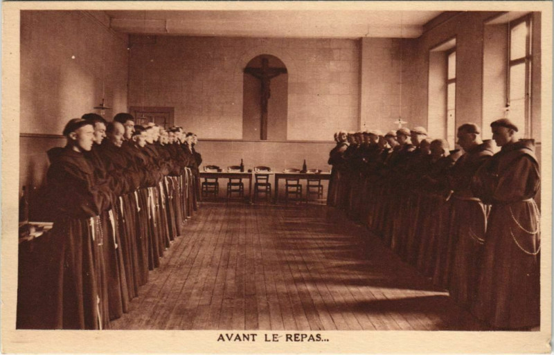 Carte postale ancienne Amiens Novicat Franciscain Avant le repas à Amiens
