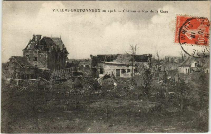 Carte postale ancienne Guerre Military Villers-Bretonneux le Chateau et Rue de la Gare à Villers-Bretonneux