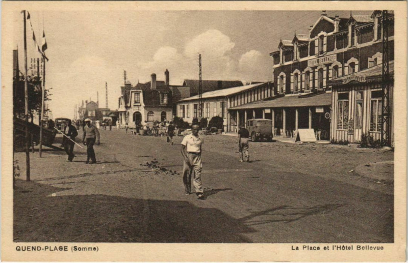 Carte postale ancienne Quend-Plage-les-Pins Place et Hotel Bellevue à Quend