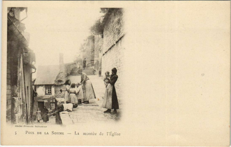 Carte postale ancienne Poix La montée de l'Eglise