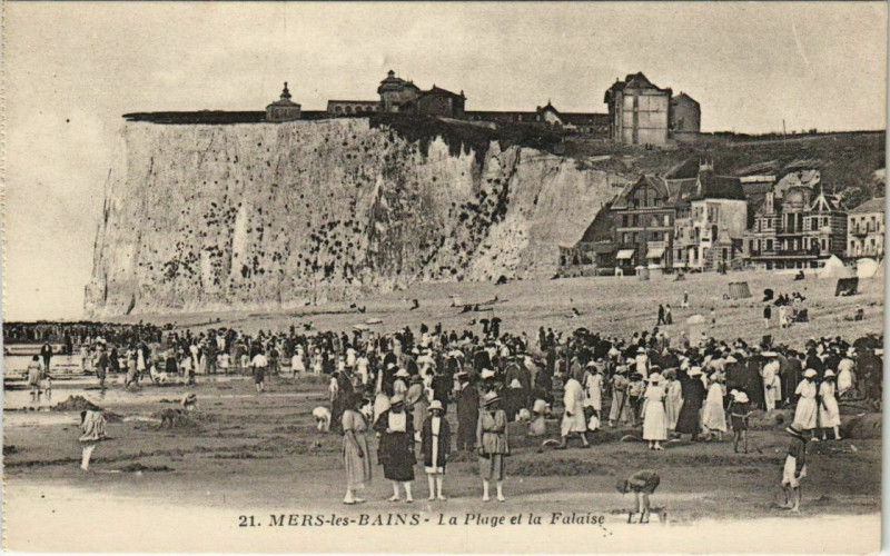 Carte postale ancienne Mers-les-Bains La Plage et la Falaise à Mers-les-Bains