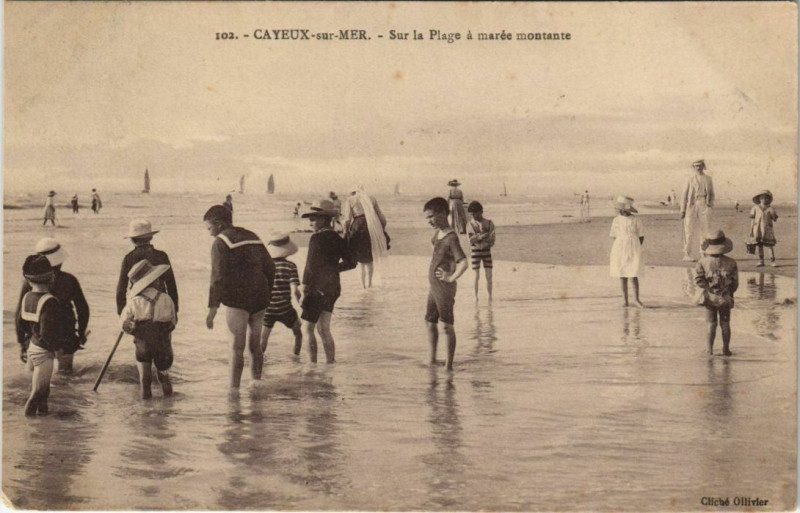 Carte postale ancienne Cayeux-sur-Mer sur la Plage a marée montante à Cayeux-sur-Mer