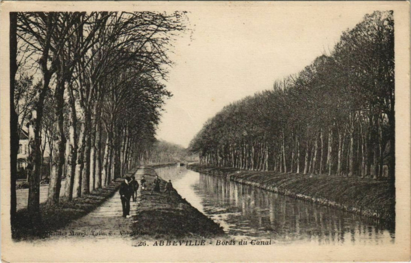 Carte postale ancienne Abbeville Bords du Canal à Abbeville