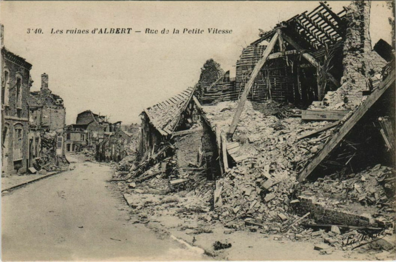 Carte postale ancienne Guerre Military Albert Ruines Rue de la Petite Vitesse à Albert