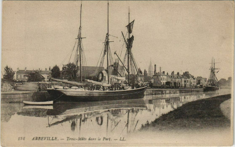 Carte postale ancienne Abbeville Trois-Mets dans le Port à Abbeville