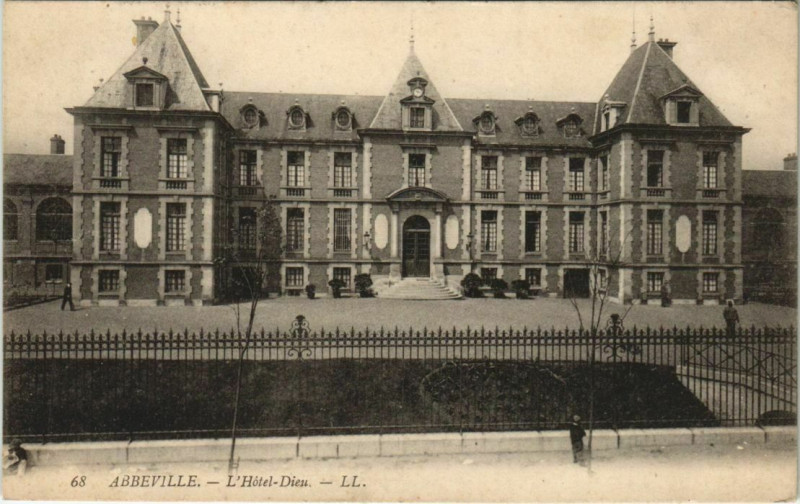 Carte postale ancienne Abbeville Hotel-Dieu à Abbeville