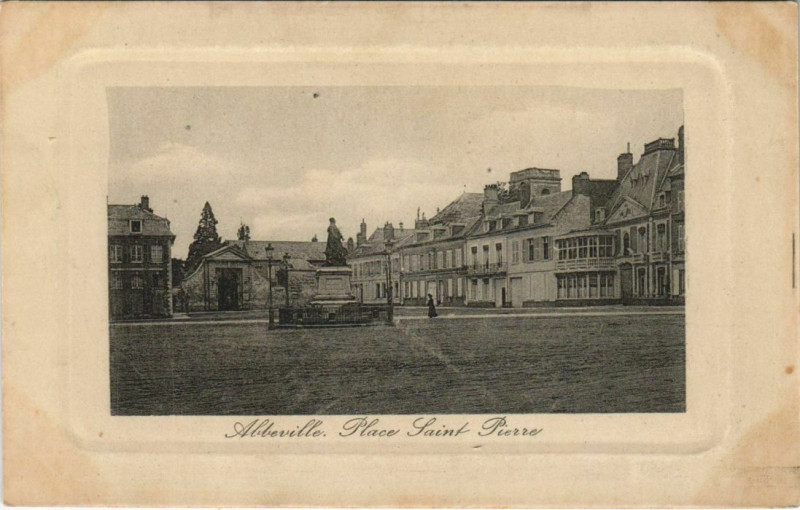 Carte postale ancienne Abbeville Place Saint-Pierre à Abbeville