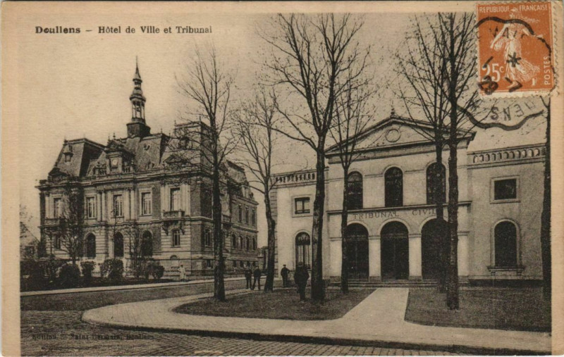 Carte postale ancienne Doullens Hotel de Ville et Tribunal à Doullens