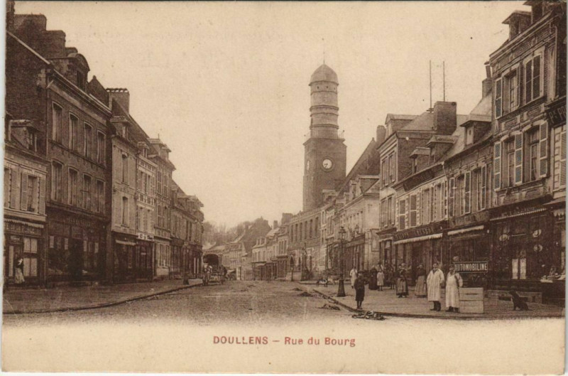 Carte postale ancienne Doullens Rue du Bourg à Doullens