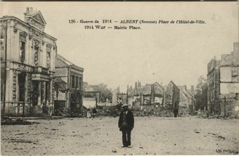 Carte postale ancienne Guerre Military Albert Place de l'Hotel-de-Ville à Albert