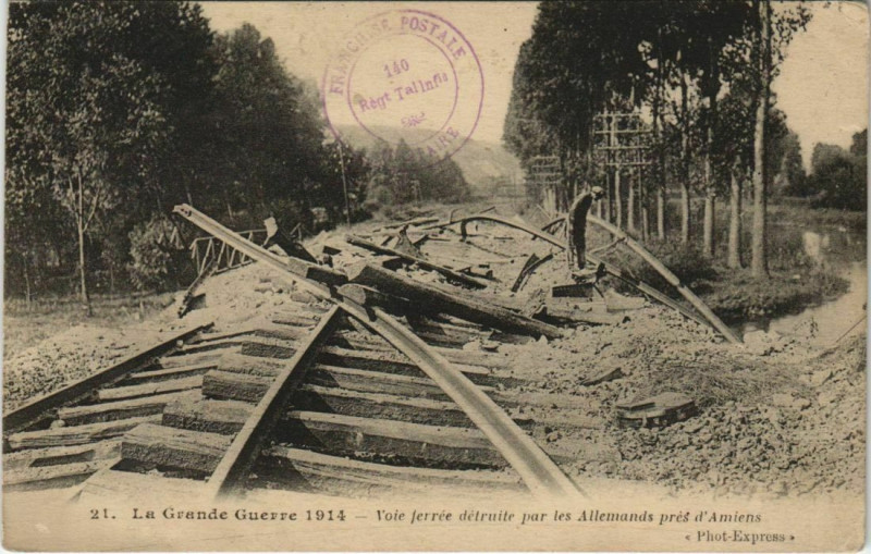 Carte postale ancienne Guerre Military la ferrée détruite pres d'Amiens à Amiens