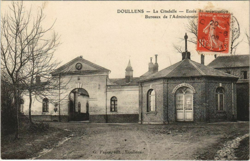 Carte postale ancienne Doullens La Citadelle à Doullens