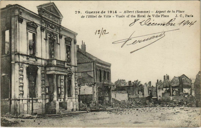 Carte postale ancienne Guerre Military Albert Apect de la Place de l'Hotel de Ville à Albert