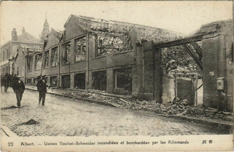 Carte postale ancienne Guerre Military Albert Usines Rochet-Schneires incendiée à Albert