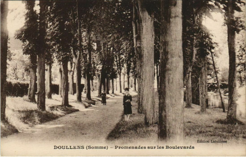 Carte postale ancienne Doullens Promenade sur les Boulevards à Doullens