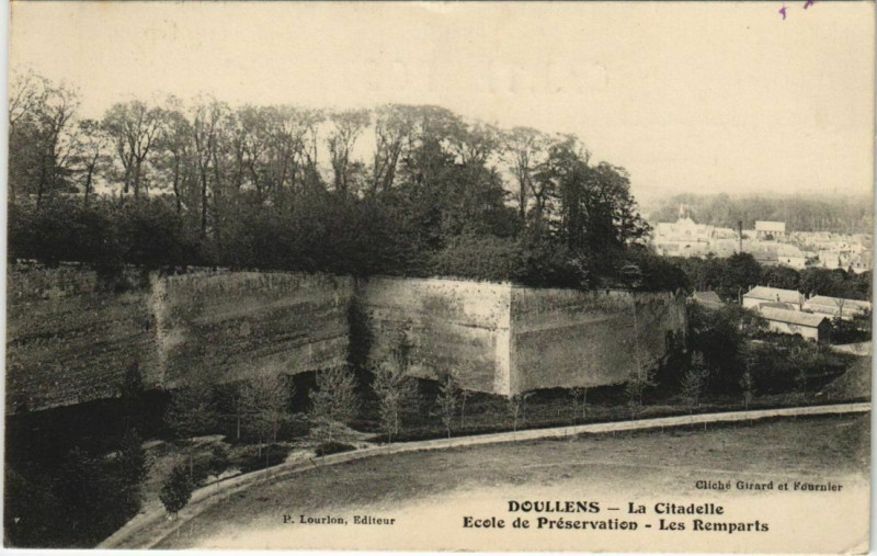 Carte postale ancienne Doullens La Citadelle Eole de Préservation à Doullens