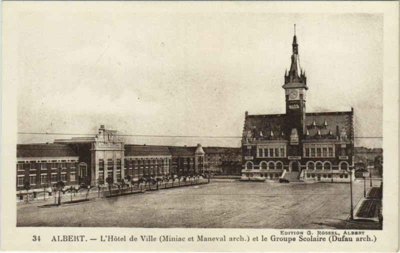 Carte postale ancienne Albert Hotel de Ville Groupe Scolaire à Albert