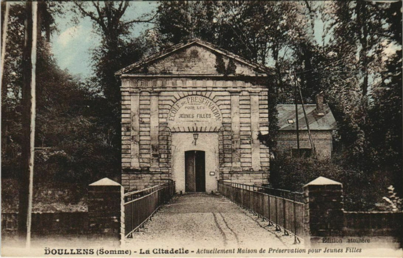 Carte postale ancienne Doullens La Citadelle à Doullens