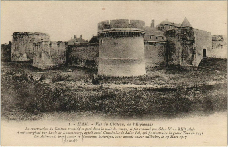 Carte postale ancienne Chateau de Ham Vue de l'esplanade à Ham