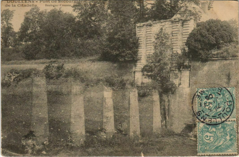 Carte postale ancienne Doullens Pont de Secours de a Citadelle à Doullens