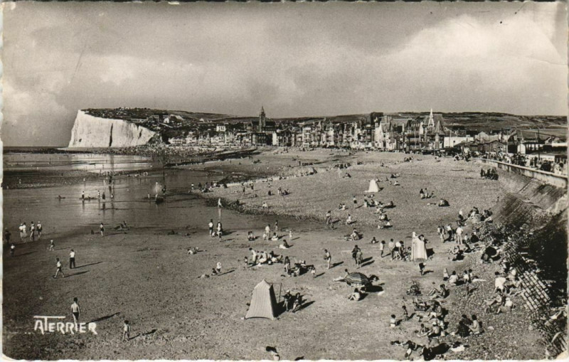 Carte postale ancienne Mers-les-Bains Vue de la Plage à Mers-les-Bains