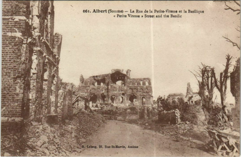 Carte postale ancienne Guerre Militaire Albert Rue de la petite-Vitesse La Basilique à Albert