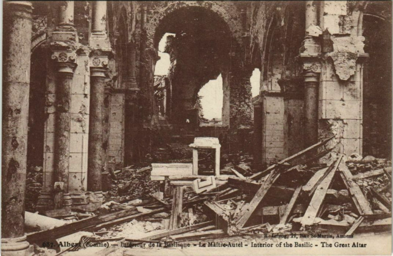 Carte postale ancienne Guerre Militaire Albert la Basilique intérieur à Albert