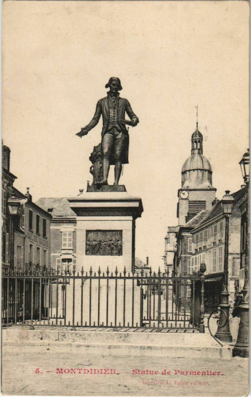 Carte postale ancienne Montdidier statue de Parmentier à Montdidier