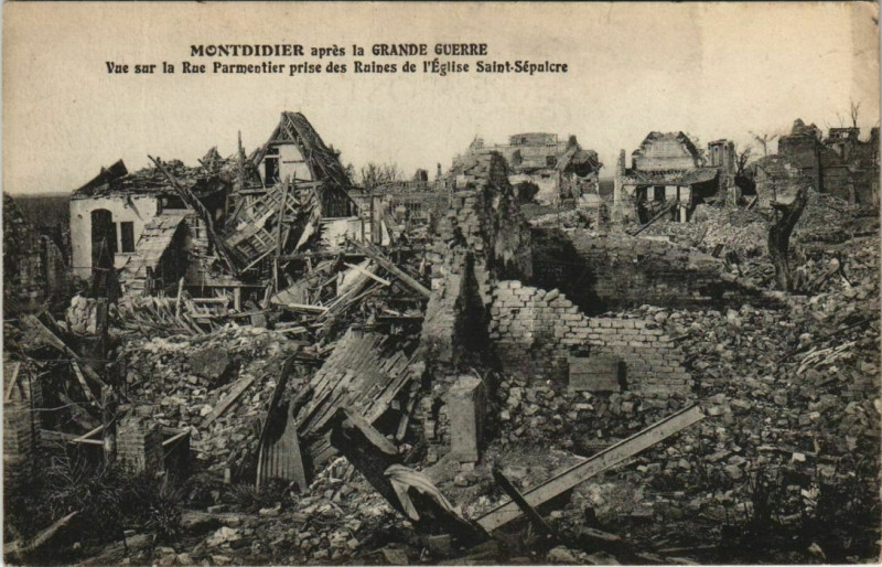 Carte postale ancienne Guerre Militaire Montdidier vue sur Rue Parmentier à Montdidier