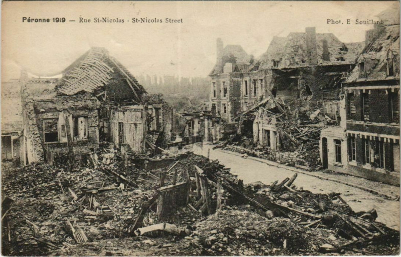 Carte postale ancienne Guerre Militaire Peronne Rue Saint-Nicolas à Péronne