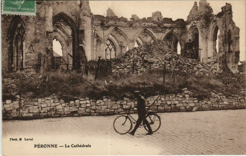 Carte postale ancienne Peronne La Cathédrale à Péronne