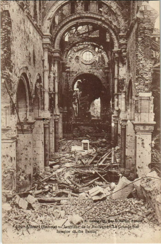 Carte postale ancienne Guerre Militaire Albert la Basilique intérieur à Albert