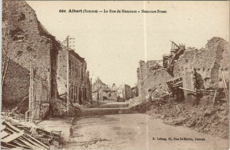 Carte postale ancienne Guerre Militaire Albert Rue de Nemours à Albert