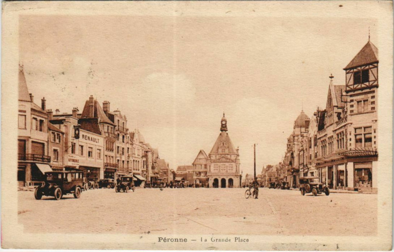 Carte postale ancienne Peronne grande Place à Péronne