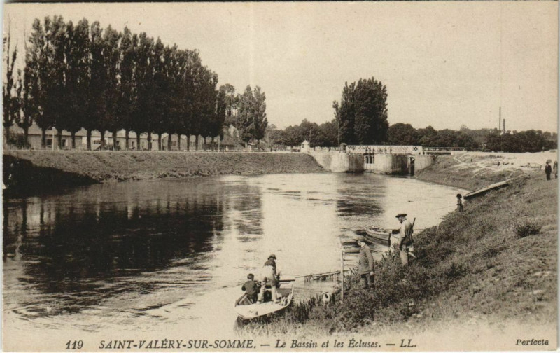 Carte postale ancienne Saint-Valery-sur-Somme Le Bassin et les Ecluses à Saint-Valery-sur-Somme