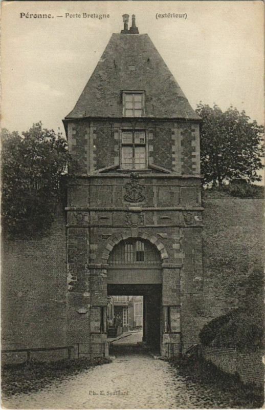 Carte postale ancienne Peronne Porte Bretagne à Péronne