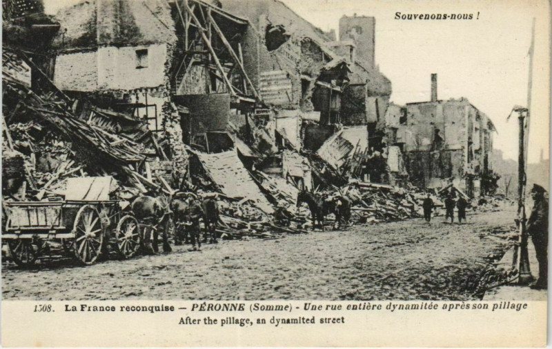 Carte postale ancienne Guerre Militaire Peronne une rue dynamitée à Péronne