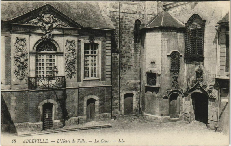Carte postale ancienne Abbeville Hotel De Ville La Cour à Abbeville