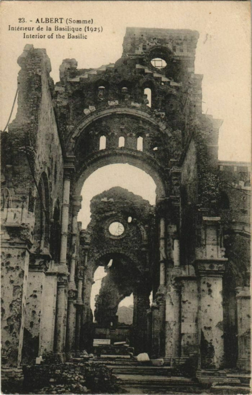 Carte postale ancienne Guerre Militaire Albert la Basilique intérieur à Albert