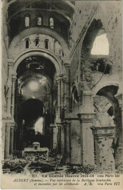 Carte postale ancienne Guerre Militaire Albert la Basilique vue intérieure à Albert