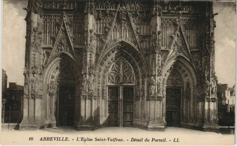 Carte postale ancienne Abbeville Eglise Saint-Vulfran Détail du portail à Abbeville