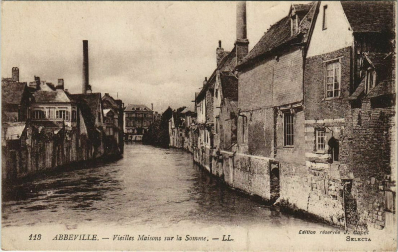 Carte postale ancienne Abbeville Vieilles maisons sur la Somme à Abbeville